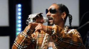 Gangsta Luv, Snoop Dogg inconjurat de fete in bikini intr-un nou clip
