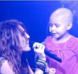 Miley Cyrus a cantat cu o fetita bolnava de cancer