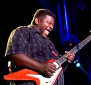 Michael Burks concerteza la Hard Rock Cafe