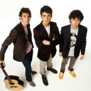 Jonas Brothers, invitati de Stevie Wonder la House Full of Toys