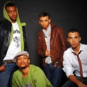 60 de raniti la un concert JLS