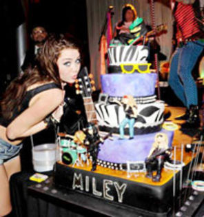 Miley Cyrus, petrecere aniversara surpriza si proces incheiat