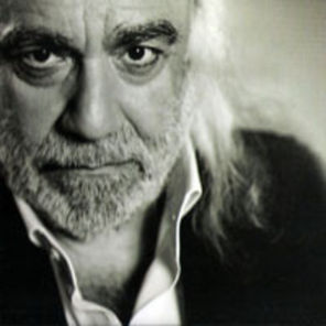 Demis Roussos da autografe la Diverta Magheru