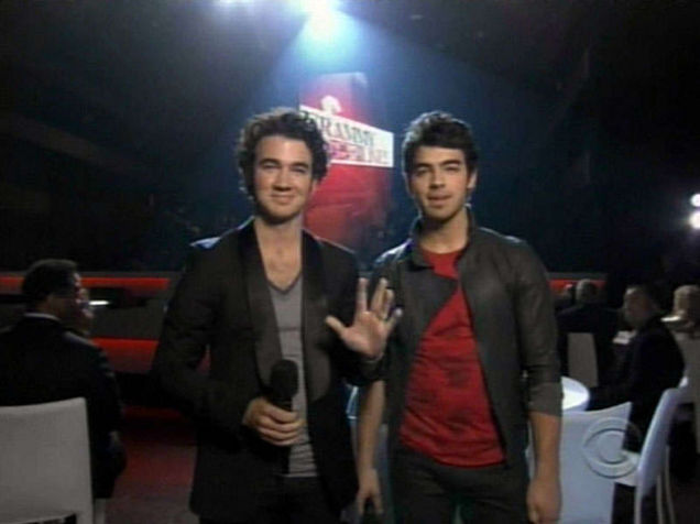 Joe si Kevin Jonas il prezinta pe Nick la Grammy Nominations Concert Live