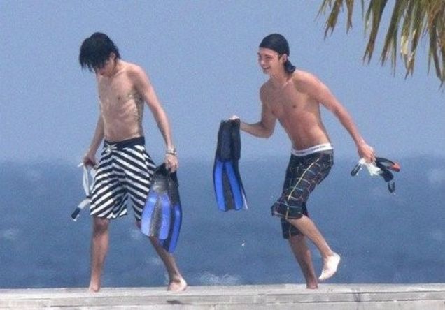 Bill si Tom Kaulitz la plaja