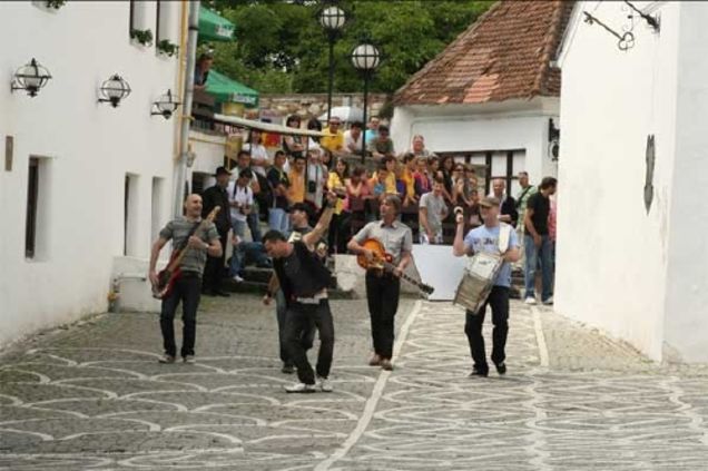 Bandidos, filmari Atunci cand esti tanar