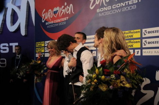Alexander Rybak, cu trofeul Eurovision 2009 spart