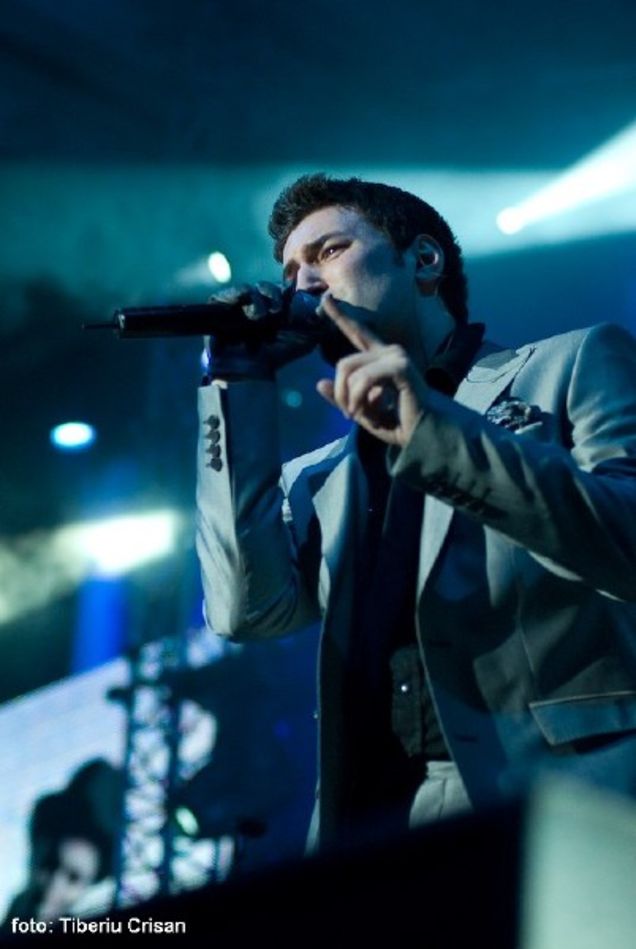 Stai asa, Smiley canta ceva