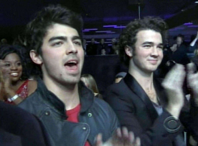 Joe si Kevin il sustin pe Nick la Grammy Nominations Concert Live