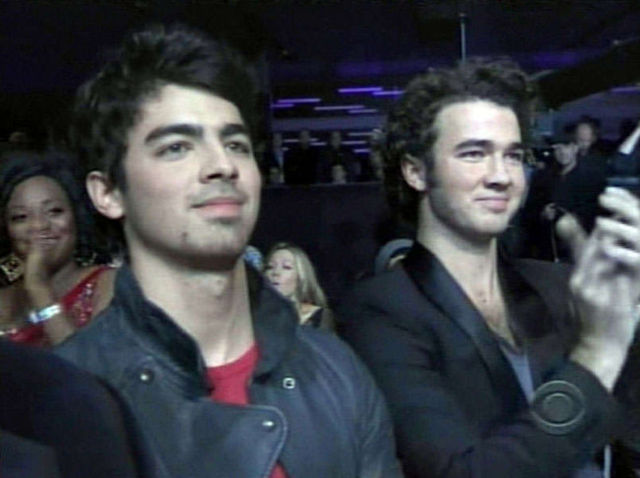 Joe si Kevin il sustin pe Nick la Grammy Nominations Concert Live