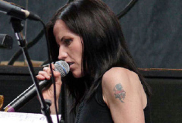 Dolores O`Riordan debuteaza solo pe 7 mai