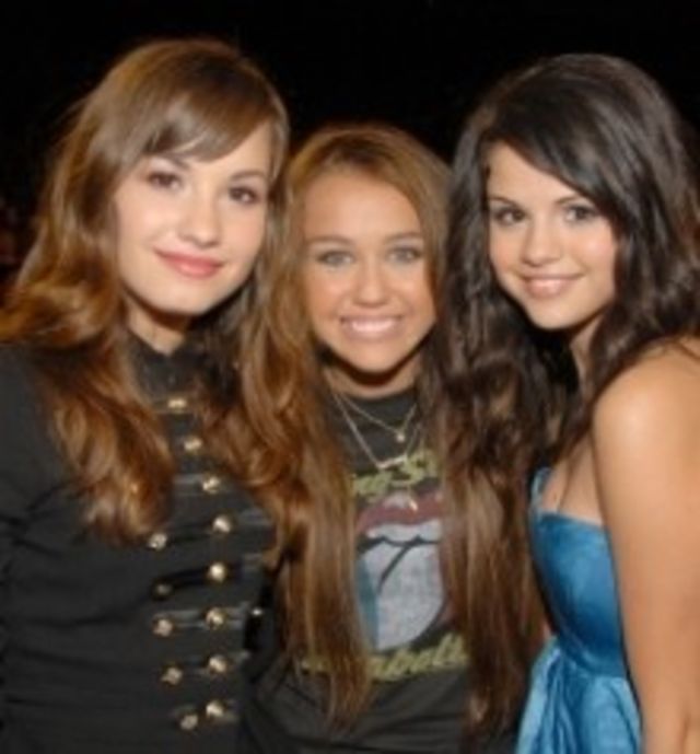 Miley Cyrus, Demi si Selena, nominalizate la Young Artist Awards 2010