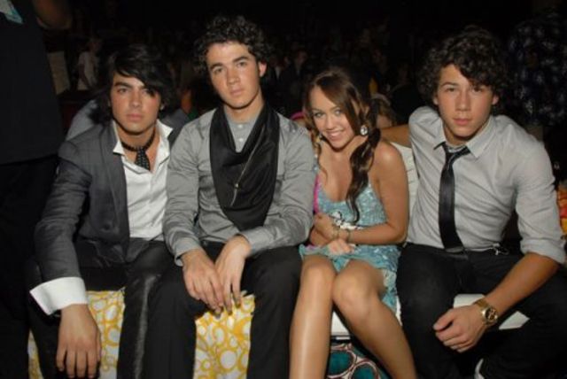 Miley Cyrus si Jonas Brothers