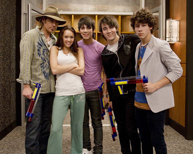 Miley Cyrus si Jonas Brothers