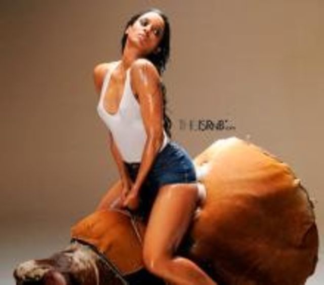 Ciara, super sexy pe un taur mecanic (poze)