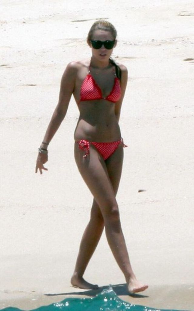 Miley Cyrus poze la mare
