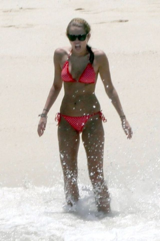 Miley Cyrus poze la mare