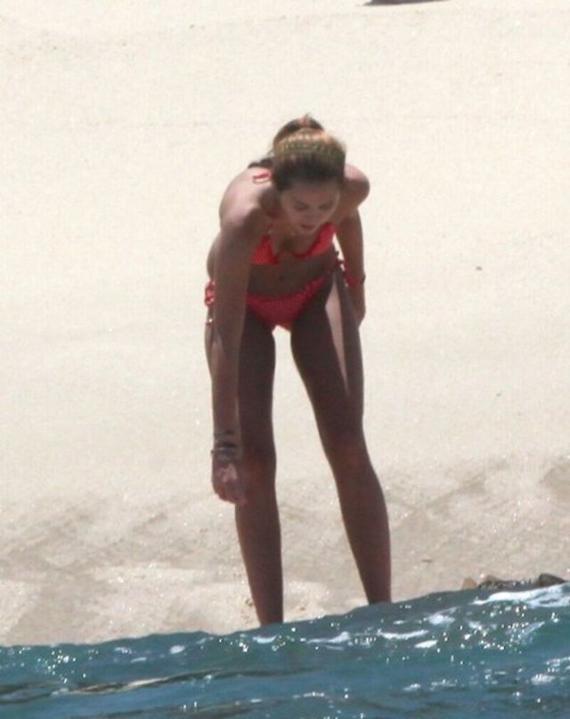 Miley Cyrus poze la mare