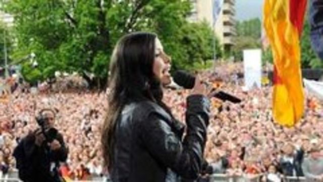 Lena, asteptata de 40.000 de oameni acasa (poze, video)