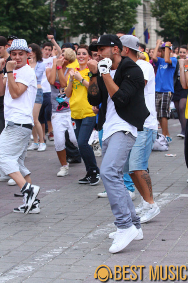 Flashmob cu Alex Velea