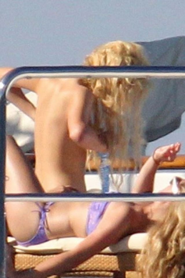 Paris Hilton topless la plaja