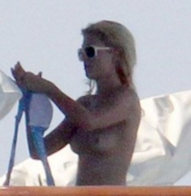 Paris Hilton, topless la plaja (poze)