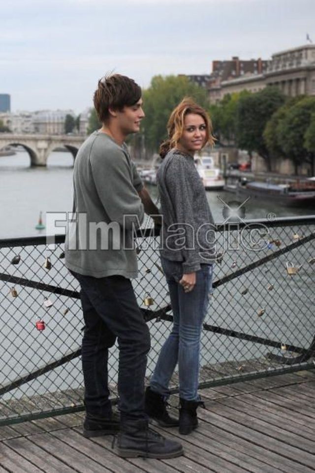 Miley Cyrus si Douglas Booth, filmari LOL la Paris