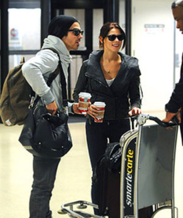 Joe Jonas si Ashley Greene, opriti pe aeroport