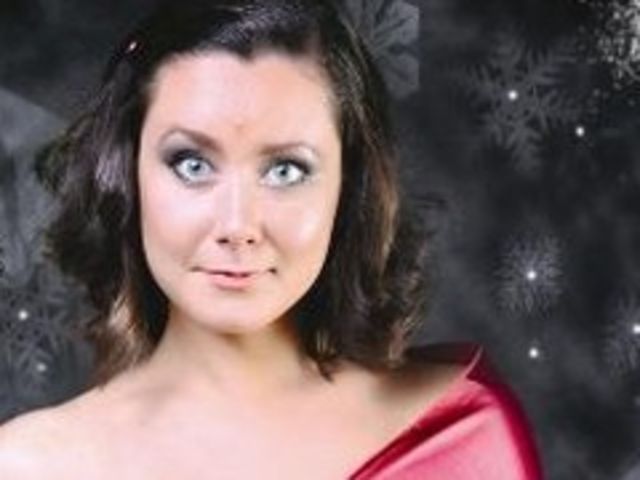 Mezzosoprana Lavinia Bocu va canta colinde la gara din Cluj