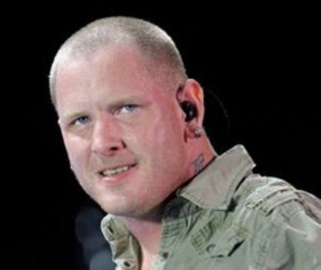 Solistul trupei Slipknot a facut sex la 11 ani cu dadaca
