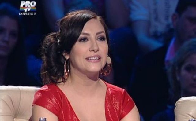 Andra, lady in red