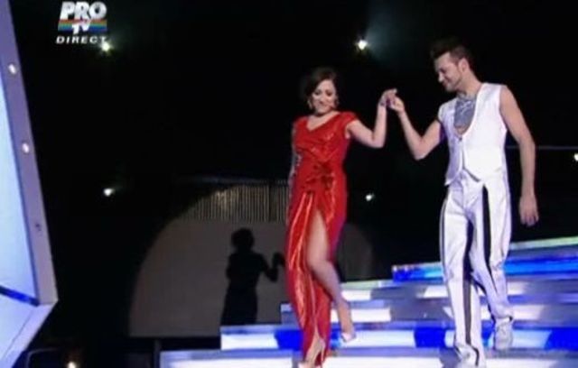 Andra, lady in red