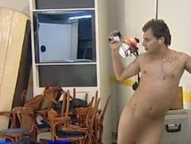 Un barbat i-a aratat penisul lui Nico (video)