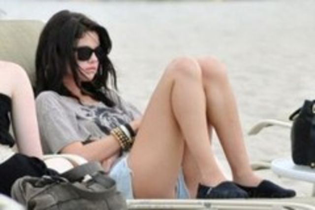 Selena Gomez, cu pasarica la vedere (poze)