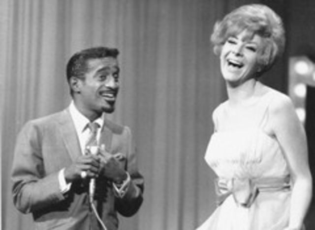 A murit Kaye Stevens, partenera lui Frank Sinatra