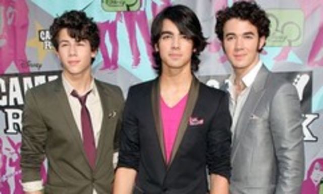 Esti fan Jonas Brothers? Dovedeste!
