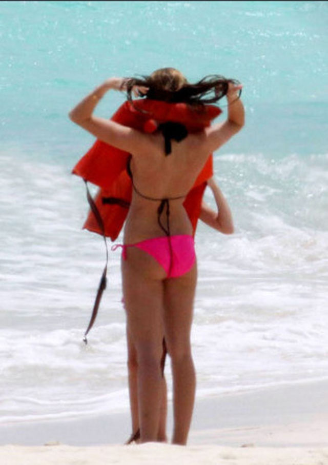 Miley Cyrus pe plaja in bikini