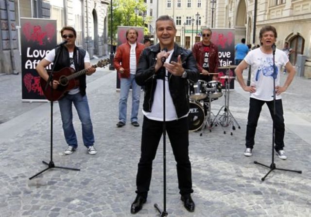 Hot new: Holograf - Cat de departe (videoclip)