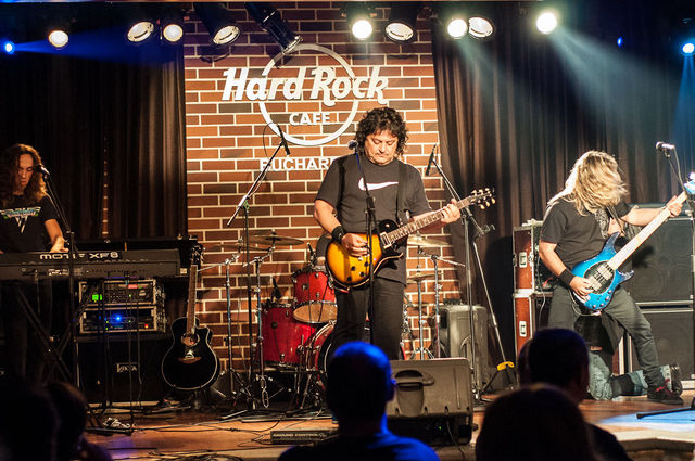 Compact in Hard Rock Cafe