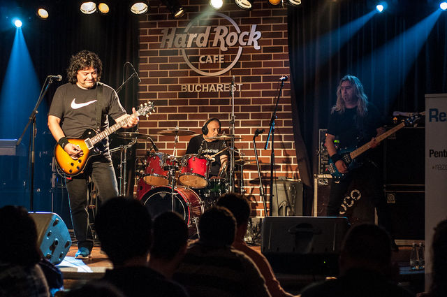 Compact in Hard Rock Cafe