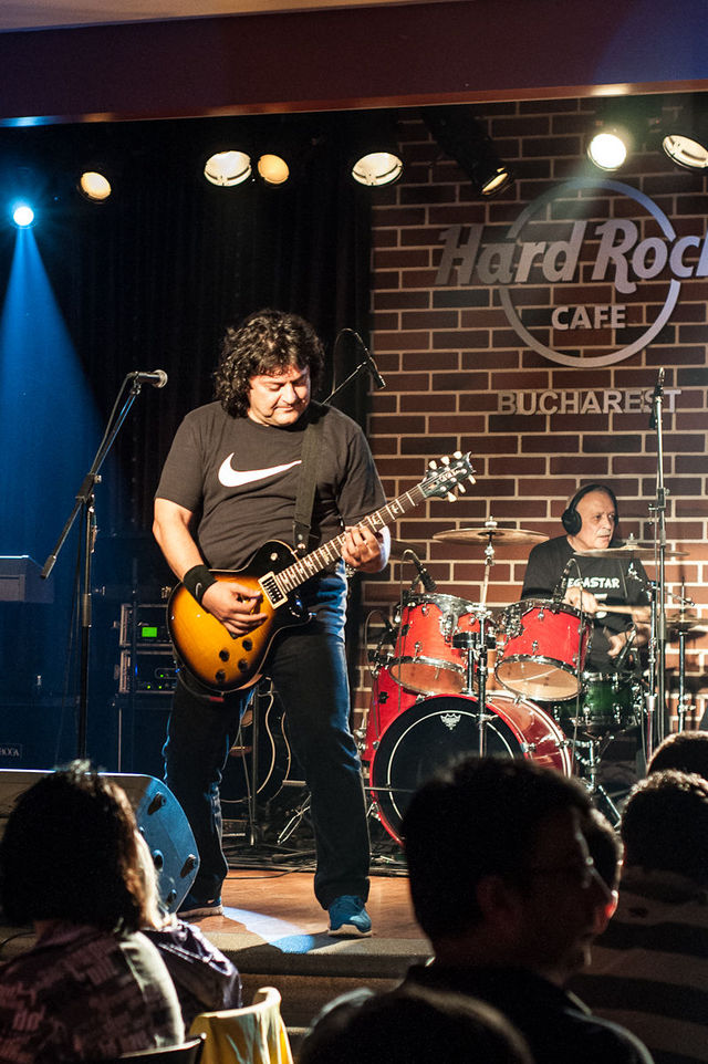 Compact in Hard Rock Cafe