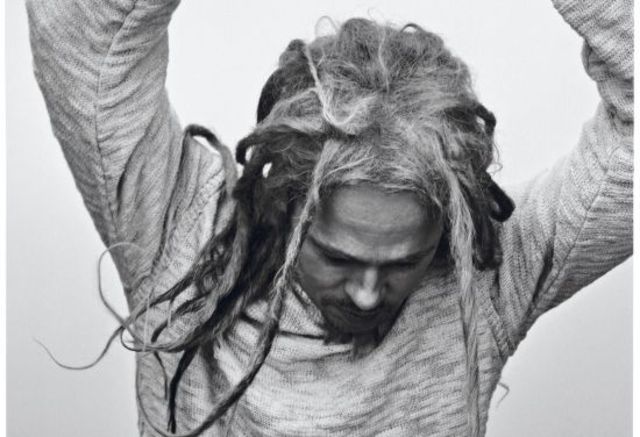 Brad Pitt s-a transformat in Bob Marley pentru un pictorial (poze)