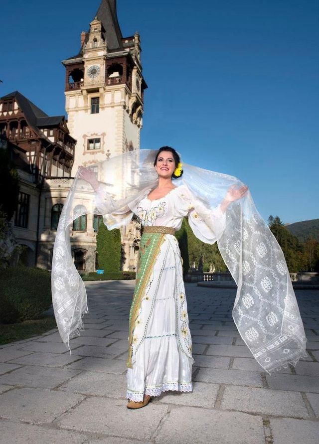 Angela Gheorghiu in costum popular