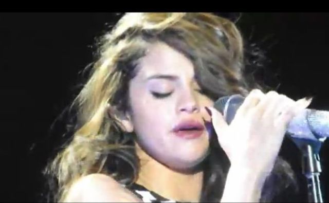 Selena Gomez a plans pe scena in timpul piesei Love Will Remember (video)