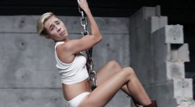 Cele mai tari parodii dupa Wrecking Ball - Miley Cyrus (video)