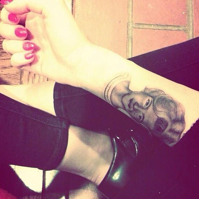 Miley Cyrus tatuaj