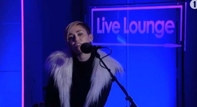 Miley Cyrus, cover dupa Lana del Rey - Summertime Sadness (video)