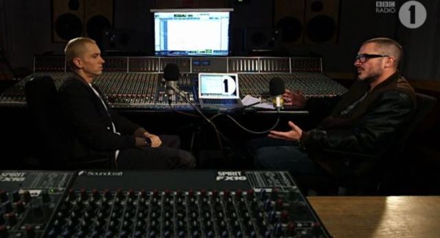 Eminem, interviu de o ora si mini-concert la Zane Lowe (video)