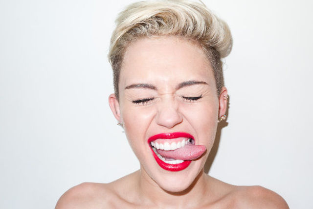 Miley Cyrus a ramas fara sprancene (poze)