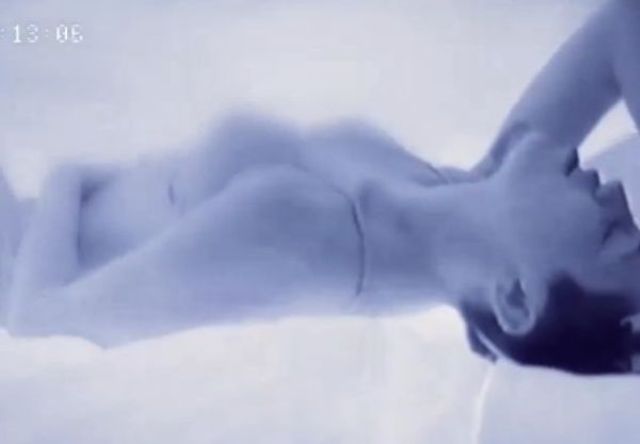 Miley Cyrus se masturbeaza in noul videoclip - Adore You (teaser)